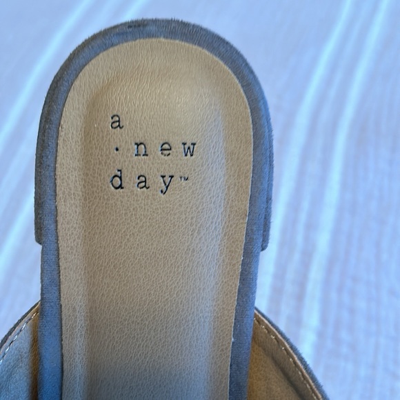 Mules light gray suede size 7. - Picture 5 of 5